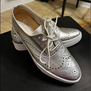 Shelleys LONDON DESIGNER Metallic silver leather oxfords 37 (7 US) EXCELLENT !